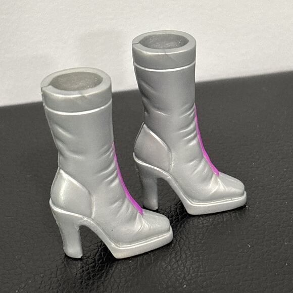 MATTEL Barbie Fashion Fever Silver Replacement Boots - Picture 3 of 5